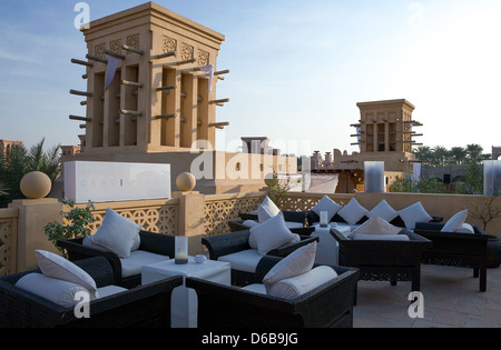 Dubai, un bar all'aperto ristorante del Madinat Jumeirah resort Foto Stock