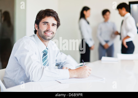 Imprenditore prendere appunti in riunione Foto Stock