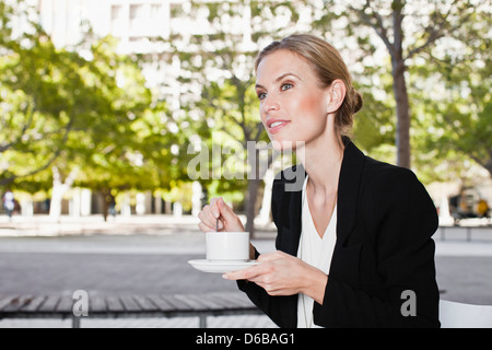 Imprenditrice avente caffè sulla strada di città Foto Stock