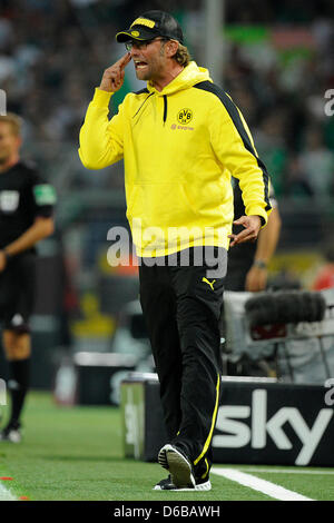 Dortmund's head coach Juergen Klopp gesti sul margine durante la Bundesliga tedesca partita di calcio tra Borussia Dortmund e Werder Brema al Signal Iduna Park di Dortmund, Germania, il 24 agosto 2012. Foto: Marius Becker Foto Stock