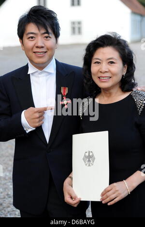 Pianista cinese Lang Lang pone con sua madre Zhou Xiulan dopo che egli ha ricevuto l'Ordine al Merito della Repubblica federale di Germania a Wulfshagen tenuta vicino a Kiel, Germania, 24 agosto 2012. Il premio achknowledges Lang Lang al servizio del tedesco di cultura musicale. Foto: Carsten Rehder Foto Stock