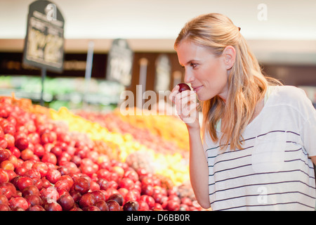 Donna shopping nel negozio di alimentari Foto Stock
