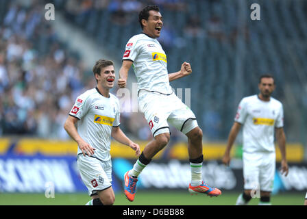 Gladbach è Juan Arango celebra la sua 2-1 gol con il compagno di squadra Havard Nordtveit (L) durante la Bundesliga tedesca match tra Borussia Moenchengladbach e 1899 Hoffenheim al Borussia-Park in Moenchengladbach, Germania, 25 agosto 2012. Foto: FEDERICO GAMBARINI Foto Stock