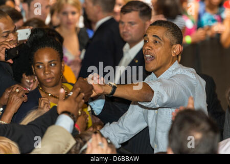 Il Presidente degli Stati Uniti Barack Obama saluta i tifosi a Bridgeport Arts Center di Chicago, Illinois durante un evento di beneficenza per celebrare il suo compleanno, 12 agosto 2012..Credit: Ralf-Finn Hestoft / Pool via CNP Foto Stock