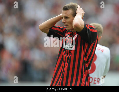 Francoforte sul Meno si Alexander Meier reagisce durante la Bundesliga tedesca match tra Eintracht Francoforte e Bayer 04 Leverkusen al Commerzbank-Arena in Frankfurt am Main, Germania, 25 agosto 2012. Foto: ARNE DEDERT (ATTENZIONE: embargo condizioni! Il DFL permette l'ulteriore utilizzazione di fino a 15 foto (solo n. sequntial immagini o video-simili serie di foto consentito) Foto Stock