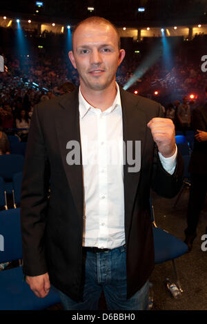 Boxer professionale Juergen Braehmer pone per la fotocamera prima della WBO del Campionato del Mondo di lotta tra Robert Stieglitz e Arthur Abramo a Berlino, Germania, 25 agosto 2012. Abramo outpointed Stieglitz e è il nuovo WBO super-medio peso campione del mondo. Foto: Robert Schlesinger Foto Stock