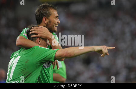 Wolfsburg è Bas possiedi (sopra) celebra il suo obiettivo 1-0 con Ivica OLIC durante la Bundesliga tedesca partita di calcio tra VfB Stuttgart e VfL Wolfsburg a Mercedes-Benz Arena a Stoccarda, Germania, 25 agosto 2012. Foto: Marijan Murat Foto Stock