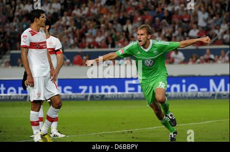 Wolfsburg è Bas possiedi (R) celebra il suo 1-0 obiettivo durante la Bundesliga tedesca partita di calcio tra VfB Stuttgart e VfL Wolfsburg a Mercedes-Benz Arena a Stoccarda, Germania, 25 agosto 2012. Foto: Marijan Murat Foto Stock