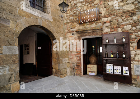 Italia, Toscana, Montepulciano, Palazzo Contucci, enoteca Foto Stock