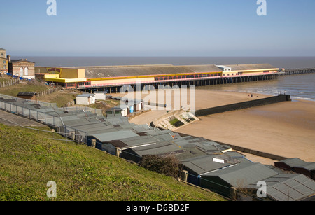 Cabine sulla spiaggia, pier a Walton sul Naze, Essex, Inghilterra Foto Stock