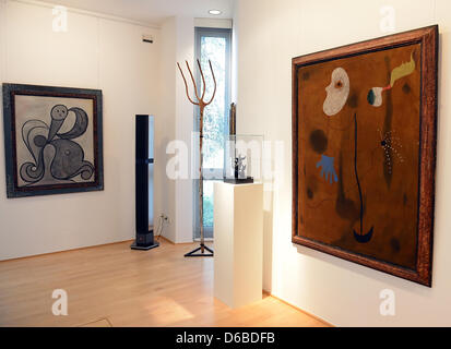 Vista interna della casa di Ulla e Heiner Pietzsch con le opere "Femme aux arabeschi' (L-R) di Pablo Picasso, 'La Fourche' e 'Peinture' di Joan Miro a Berlino, Germania, 17 agosto 2012. I collezionisti d'arte giovane Pietzsch vuole dare il suo top-class collezione d'arte allo stato di Berlino a condizione che la collezione sarà presentata in un modo appropriato. Foto: Britta Peders Foto Stock