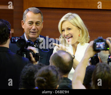 Altoparlante della Camera dei rappresentanti degli Stati Uniti John Boehner (repubblicano di Ohio) in posa per una foto con ABC News Anchor Diane Sawyer prima di partecipare in un sound check dal podio del 2012 Convention Nazionale Repubblicana prima di iniziare il procedimento nel Tampa Bay, Florida il Lunedì, Agosto 27, 2012..Credit: Ron Sachs / CNP.(restrizione: n. di New York o di nuovo Jers Foto Stock