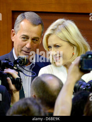 Altoparlante della Camera dei rappresentanti degli Stati Uniti John Boehner (repubblicano di Ohio) in posa per una foto con ABC News Anchor Diane Sawyer prima di partecipare in un sound check dal podio del 2012 Convention Nazionale Repubblicana prima di iniziare il procedimento nel Tampa Bay, Florida il Lunedì, Agosto 27, 2012..Credit: Ron Sachs / CNP.(restrizione: n. di New York o di nuovo Jers Foto Stock