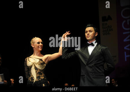 Il russo ballerino di tango Dimitry Vasin (R) e il suo partner Taya Finenkova (L) celebrare essi sono stati premiati come primi stranieri partner di ballo nel finale di Buenos Aires Tango Festival e mondo, scenario categoria al Luna Park Stadium di Buenos Aires, Argentina, 28 agosto 2012. Il mondo di Buenos Aires Tango si è conclusa con il nuovo re di 2x4. Foto: Sergio Goya/dpa/EF Foto Stock