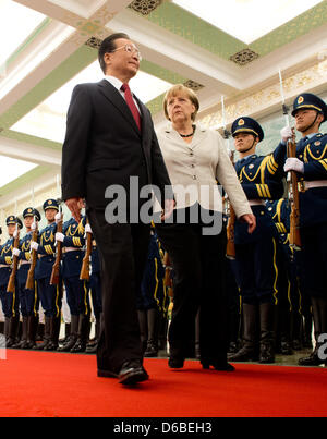 Bundeskanzlerin Angela Merkel (CDU) wird am Donnerstag (30.08.2012) in der Großen Halle des Volkes a Pechino von Chinas Ministerpräsidenten Wen Jiabao mit militärischen Ehren begrüßt. Hier finden mit weiteren Vertretern der Bundesregierung die 2. Deutsch-Chinesischen Regierungskonsultationen statt. Foto: Kay Nietfeld dpa Foto Stock