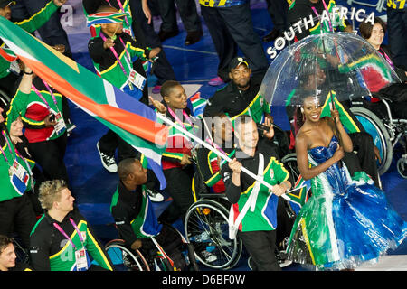 In Sud Africa il portabandiera Oscar Pistorius (anteriore) conduce il team durante la cerimonia di apertura del London 2012 Giochi Paralimpici presso lo Stadio Olimpico , Londra, Gran Bretagna, 29 agosto 2012. Foto: Daniel Karmann dpa Foto Stock