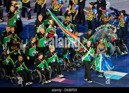 In Sud Africa il portabandiera Oscar Pistorius (anteriore) conduce il team durante la cerimonia di apertura del London 2012 Giochi Paralimpici presso lo Stadio Olimpico , Londra, Gran Bretagna, 29 agosto 2012. Foto: Daniel Karmann dpa Foto Stock