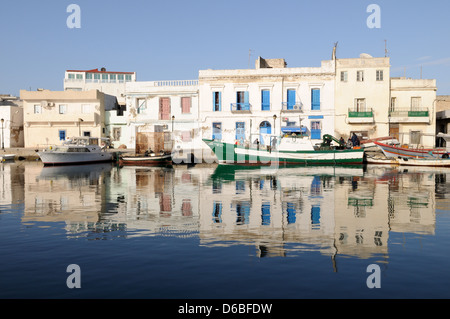 Case pittoresche della Medina si riflette nel vecchio porto Bizerte Tunisia Foto Stock