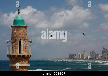 Sikorsky CH-53 Sea Stallion elicotteri anche chiamato Yasur della forza aerea israeliana sorvolare il minareto di al-Bahr moschea o Masjid al-Bahrin moschea nella vecchia Jaffa Israele Foto Stock
