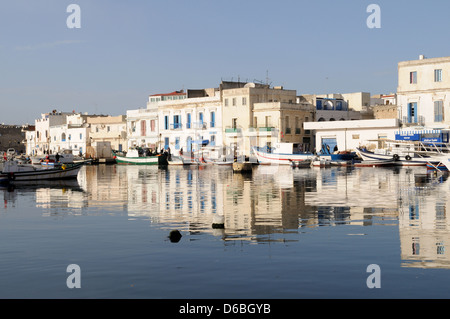 Case pittoresche della Medina si riflette nel vecchio porto Bizerte Tunisia Foto Stock