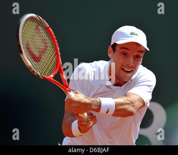 Monte Carlo, Monaco. Il 15 aprile, 2013. Rolex Masters di tennis. Roberto Bautista Agut (Spagna) colpisce un colpo vincente. Pic: Neal Simpson/Paul Marriott Fotografia/Alamy Live News Foto Stock