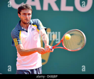 Monte Carlo, Monaco. Il 15 aprile, 2013. Rolex Masters di tennis. Gilles Simon (Francia) colpi di rovescio. Pic: Neal Simpson/Paul Marriott Fotografia/Alamy Live News Foto Stock