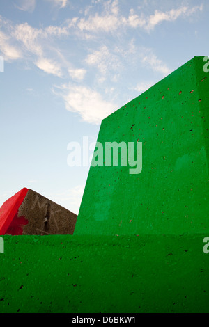 Dipinto luminosamente i blocchi di calcestruzzo, scogliera orientale, Coffs Harbour, NSW, Australia Foto Stock