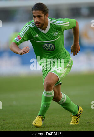 Wolfsburg il giocatore Ricardo Rodriguez corre attraverso il passo durante la Bundesliga partita di calcio tra VfL Wolfsburg e Hannover 96 in Volkswagen-Arena a Wolfsburg, in Germania, 2 settembre 2012. Foto: Peter Steffen (ATTENZIONE: embargo condizioni! Il DFL permette l'ulteriore utilizzazione di fino a 15 foto (solo n. sequntial immagini o video-simili serie di foto consentito Foto Stock