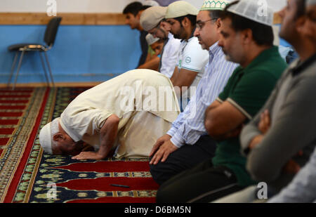 Un Imam prega durante la metà del giorno la preghiera a Bait ul Rasheed moschea di Amburgo, Germania, 02 settembre 2012. Lo stesso giorno i musulmani numerose donazioni di sangue durante una campagna per la donazione del sangue dalla Croce Rossa tedesca (DRK) e il musulmano Ahmadiya congregazione. Foto: MARCUS BRANDT Foto Stock