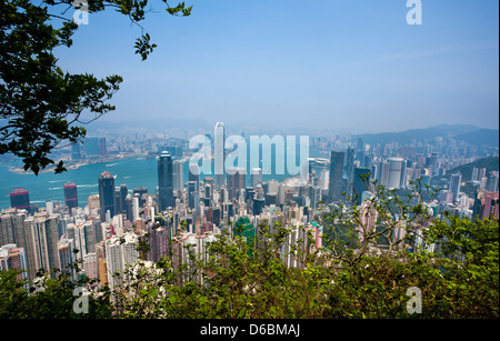 Cina, Hong Kong, Hong Kong Island, il picco, la vista del quartiere centrale e del porto di Victoria da Victoria Peak Foto Stock