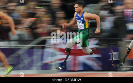 Alan Fonteles Cardoso Oliveira del Brasile competere durante gli uomini 200m - T44 finale allo stadio olimpico durante il London 2012 Giochi Paralimpici di Londra, Gran Bretagna, 02 settembre 2012. Foto: Julian Stratenschulte dpa Foto Stock