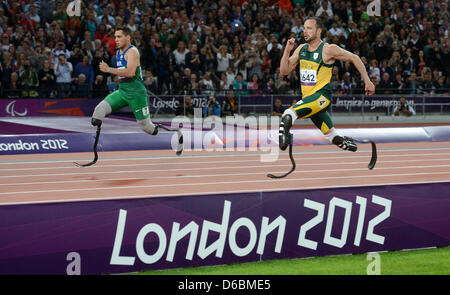 Alan Fonteles Cardoso Oliveira (l) del Brasile e Oscar Pistorius del Sud Africa di competere in uomini 200m - T44 finale allo stadio olimpico durante il London 2012 Giochi Paralimpici di Londra, Gran Bretagna, 02 settembre 2012. Foto: Julian Stratenschulte Foto Stock