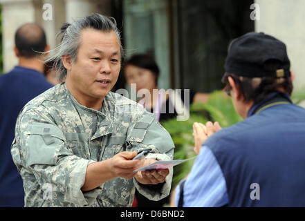 Regista coreano Kim Ki-duk arriva al hotel Excelsior al Lido per interviste presentando il film 'Pieta' alla 69a Mostra del Cinema di Venezia a Venezia, Italia, 03 settembre 2012. Foto: Jens Kalaene Foto Stock