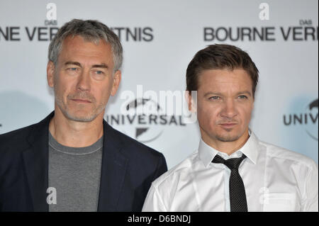 Attore americano Jeremy Renner (R) e direttore Tony Gilroy frequentare un photocall per il loro nuovo film The Bourne Legacy a Berlino, Germania, 03 settembre 2012. Il quarto episodio della serie Bourne anteprime in tedesco cinema il 13 settembre. Foto: Marc Tirl Foto Stock