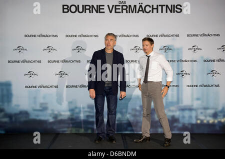 Attore americano Jeremy Renner (R) e direttore Tony Gilroy frequentare un photocall per il loro nuovo film The Bourne Legacy a Berlino, Germania, 03 settembre 2012. Il quarto episodio della serie Bourne anteprime in tedesco cinema il 13 settembre. Foto: Marc Tirl Foto Stock