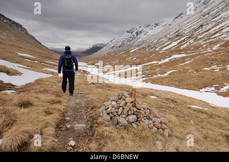 Walker sul Lairig Gartain passano in Glencoe, Highlands scozzesi, Scozia Foto Stock