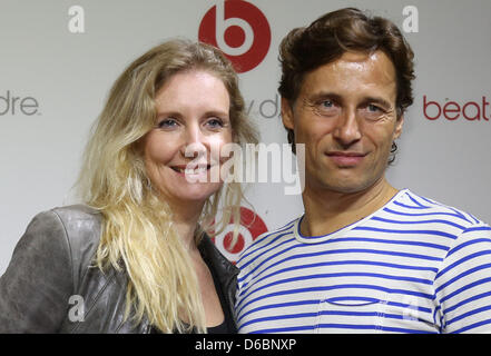 Fashion designer Jette Joop e marito Christian Elsen posano per le foto sul tappeto rosso al di fuori della discoteca 'Spindler und Klatt" di Berlino, Germania, 04 settembre 2012. Il 'battiti Berlin parte" è stato sponsorizzato da 'Beats by Dr. Dre" marca cuffie e attirato molte celebrità. Foto: Florian Schuh Foto Stock