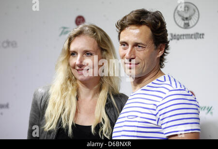 Fashion designer Jette Joop e marito Christian Elsen posano per le foto sul tappeto rosso al di fuori della discoteca 'Spindler und Klatt" di Berlino, Germania, 04 settembre 2012. Il 'battiti Berlin parte" è stato sponsorizzato da 'Beats by Dr. Dre" marca cuffie e attirato molte celebrità. Foto: Florian Schuh Foto Stock