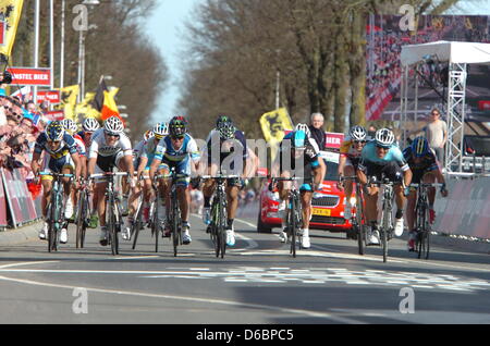 Valkenburg, Olanda. Il 14 aprile, 2013. Simon GERRANS, Alejandro Valverde, Philippe Gilbert, Leukemans Bjorn, Sergio Henao, Kwiatkowski Michal, attraversare la linea del traguardo. Foto Stock