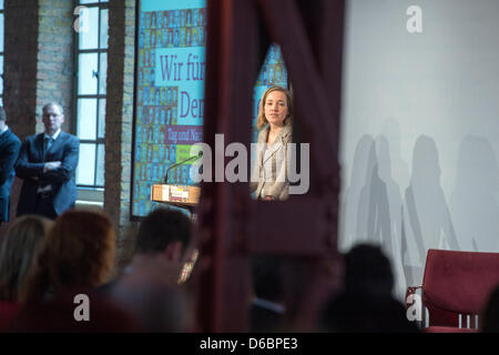 Berlino, Germania. Il 16 aprile 2013. Ministro federale degli Interni Hans-Peter Friedrich e ministro federale degli affari familiari, cittadini anziani, donne e giovani, Kristina Schröder, fornisce le dichiarazioni circa la democrazia nel mondo. Credits: Credito: Gonçalo Silva / Alamy Live News. Foto Stock