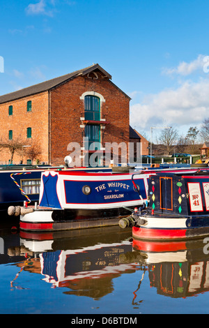 Imbarcazioni strette sul Trent e Mersey canal Shardlow Derbyshire England Regno Unito GB EU Europe Foto Stock