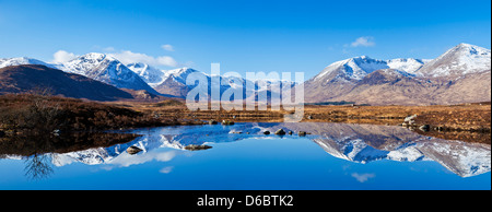 Montagne innevate intorno a Lochan na Achlaise riflesso nel Lochan Rannoch Moor Argyll e Bute Scottish Highlands UK GB Europe Foto Stock