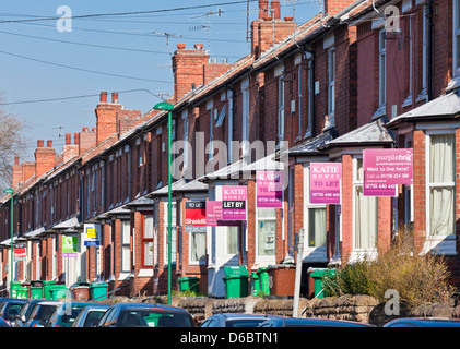 In vendita e in affitto segni in una zona residenziale principalmente per la popolazione studentesca di Nottingham e Trent University in Inghilterra Foto Stock