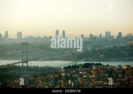 Türkei, Istanbul, Büyük Camlica, Parkanlage auf einem Hügel mit Blick über die 1. Bosporus-Brücke auf die Stadt. Foto Stock