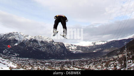 Sci austriaca il ponticello Andreas Kofler compie un salto di formazione durante il sessantesimo quattro colline al torneo olimpico di salto con gli sci a Garmisch-Partenkirchen, in Germania, 01 gennaio 2012. Foto: Daniel Karmann Foto Stock