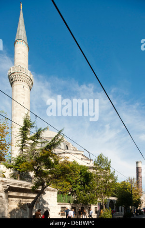 Türkei, Istanbul, Yeniciler Cadesi ( Verlängerung der Divan Yolu ), Atik Ali Pasa Moschee und die Konstantinsäule Foto Stock