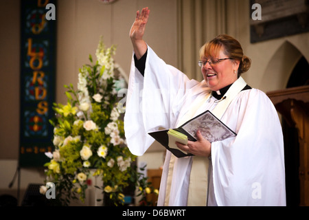 Vicario femmina stava predicando in una chiesa. Inghilterra, Regno Unito, GB, l'Europa. Foto Stock