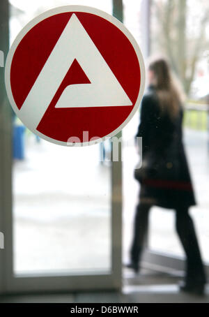 Una donna lascia l'agenzia di collocamento a Rostock, Germania, 03 dicembre 2012. Secondo l'agenzia di collocamento a nord, il numero di disoccupati nel Meclemburgo-Pomerania occidentale è salito oltre 100.000. Ma rispetto a dicembre 2010, 5.100 meno persone erano senza lavoro dello Stato tedesco. A livello nazionale il numero di disoccupati è aumentato di 67.000 a 2 780 000 persone in de Foto Stock