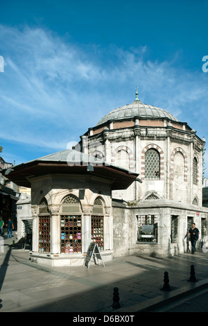 Türkei, Istanbul, Yeniciler Cadesi ( Verlängerung der Divan Yolu ), Roca Sinan Pasa Brunnen und Türbe Foto Stock