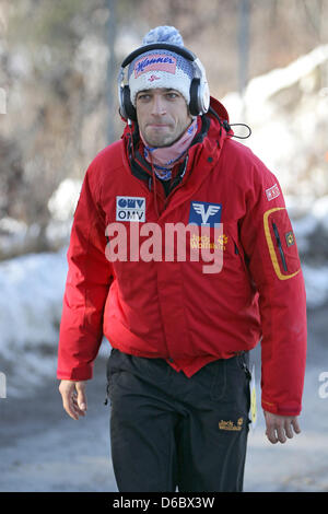 Sci austriaca il ponticello Andreas Kofler si prepara per il suo salto durante il terzo salto al sessantesimo quattro colli nel torneo di Innsbruck, Austria, 03 gennaio 2012. Foto: DANIEL KARMANN Foto Stock